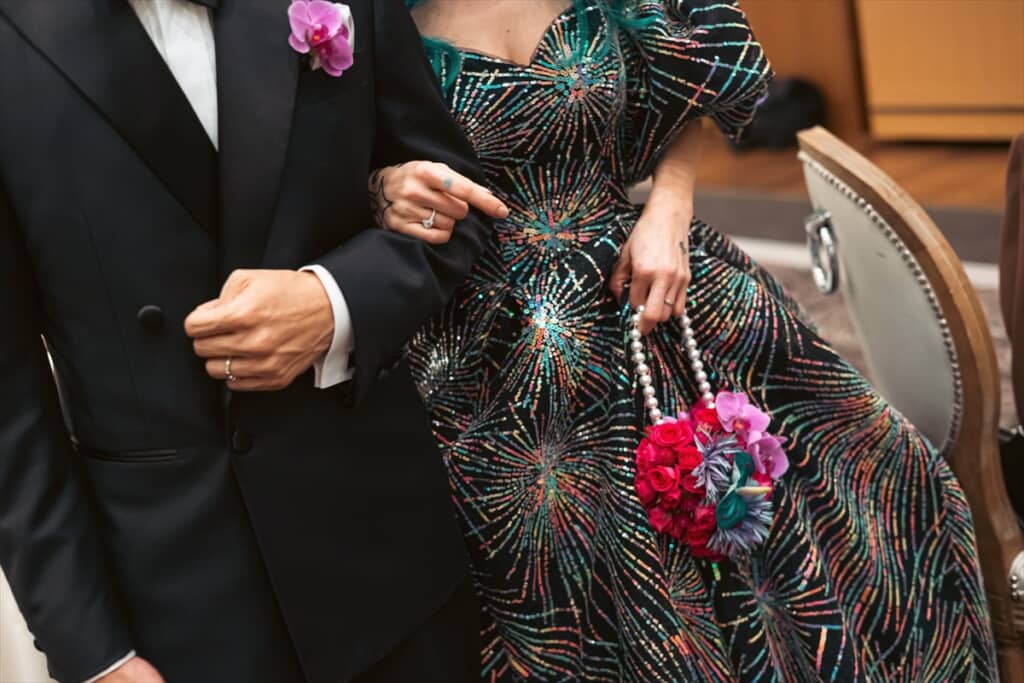 髪が水色の新婦が選んだ花火柄のドレス