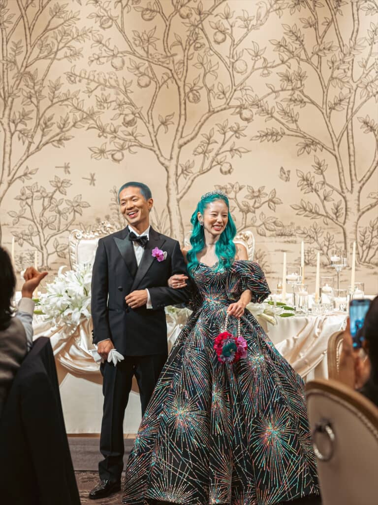 髪が水色の新婦が選んだ花火柄のドレス