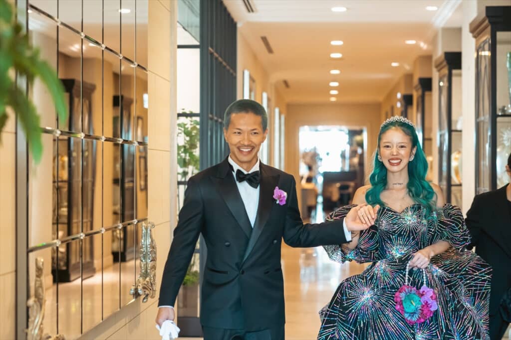 髪が水色の新婦が選んだ花火柄のドレス