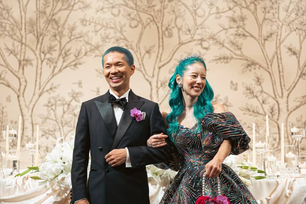 髪が水色の新婦が選んだ花火柄のドレス