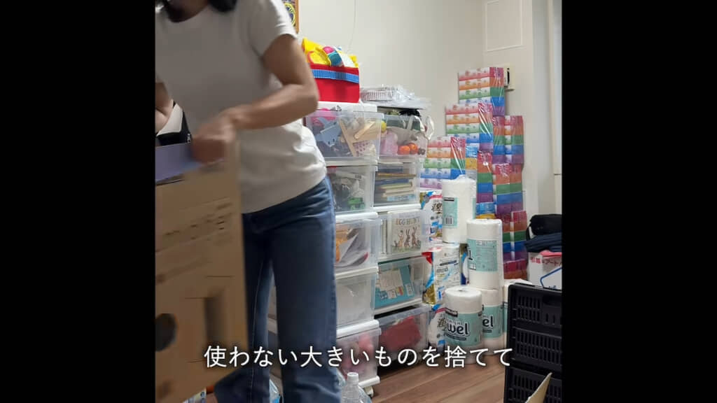 倉庫のように使っていた部屋から片付けていく