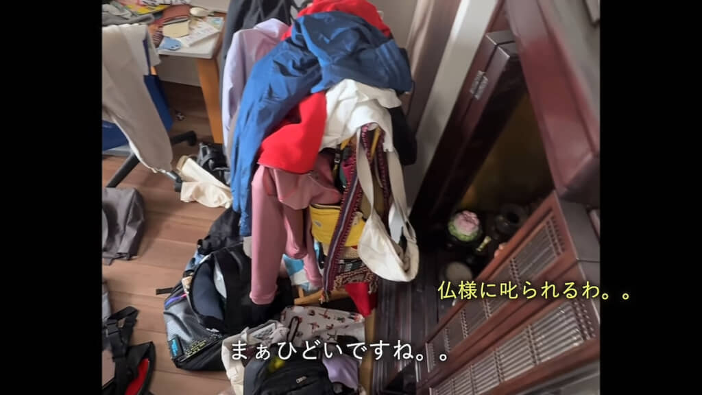 仏壇のすぐ手前にも物がたくさん……