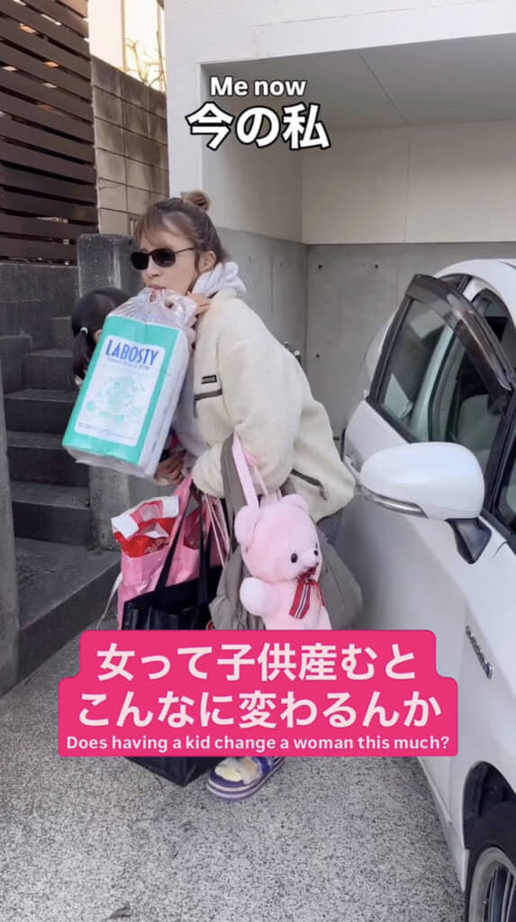 両手&口に荷物を抱えておしりでドアを閉めます