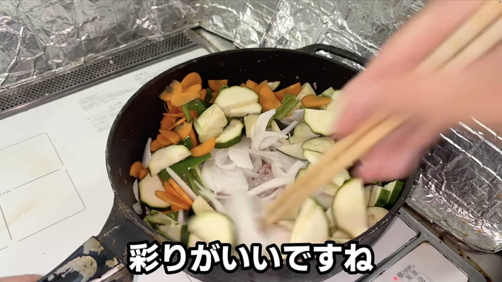 野菜も投入して煮込みます
