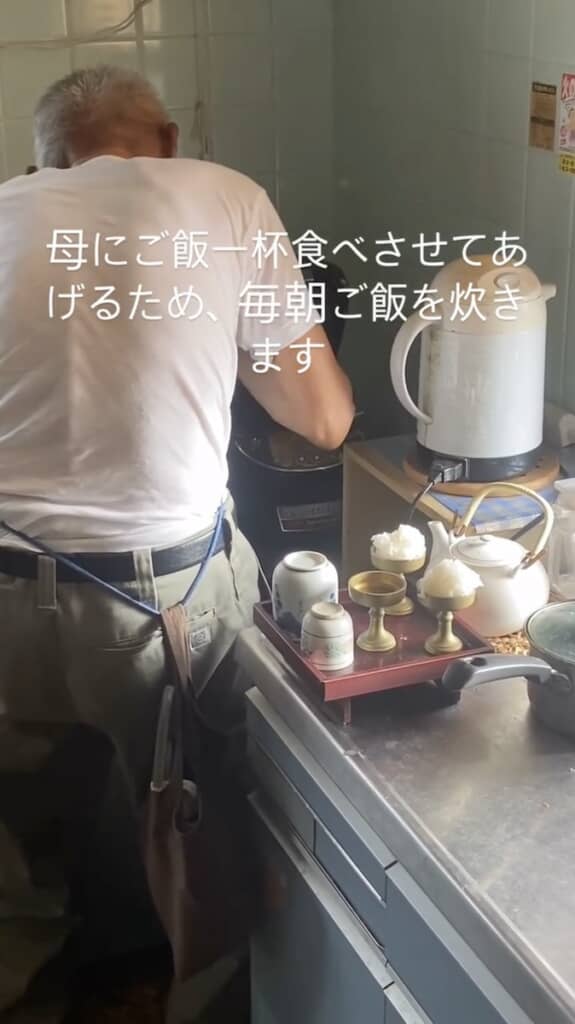 妻にお供えするためのご飯を用意する1931年生まれの父