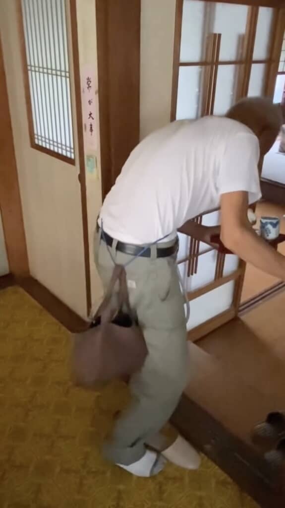お盆を持って仏壇に向かいます
