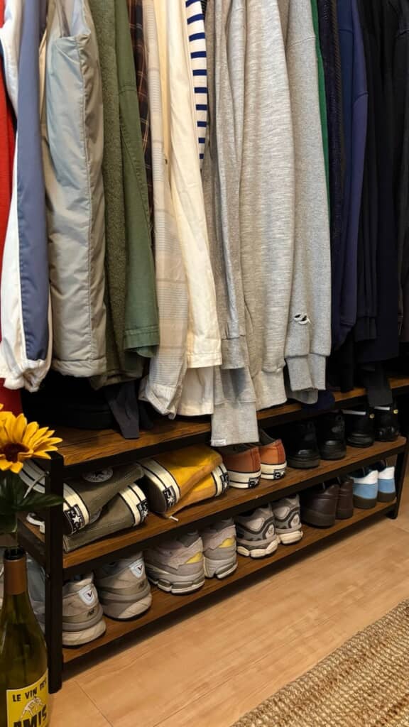 ラックにはおしゃれな服やスニーカーが勢ぞろい