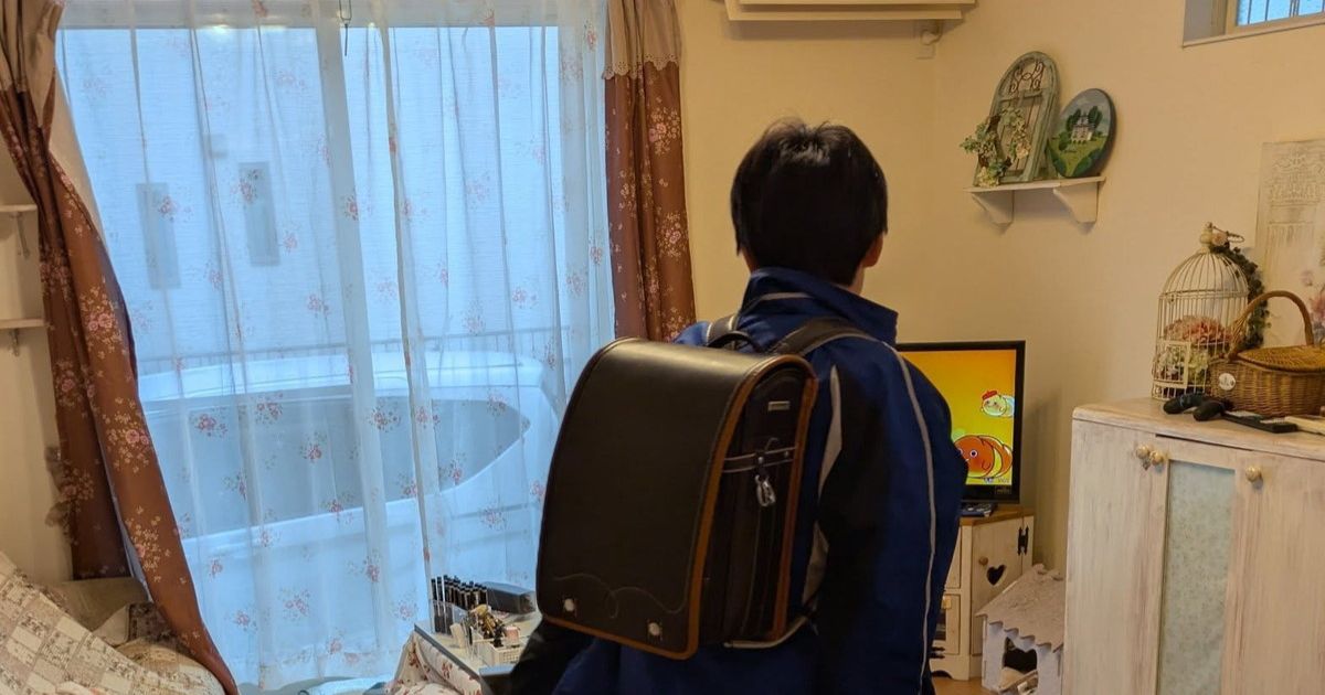 “登校前の日常”の写真を撮ると…… 写りこんだ“衝撃的なもの”に悲鳴「涙出た!」「警察に電話しなきゃ」(1/3) | ライフスタイル ねとらぼ