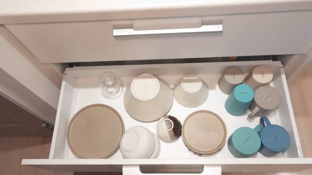 引き出しの中の食器。数と種類が少なくスッキリした印象