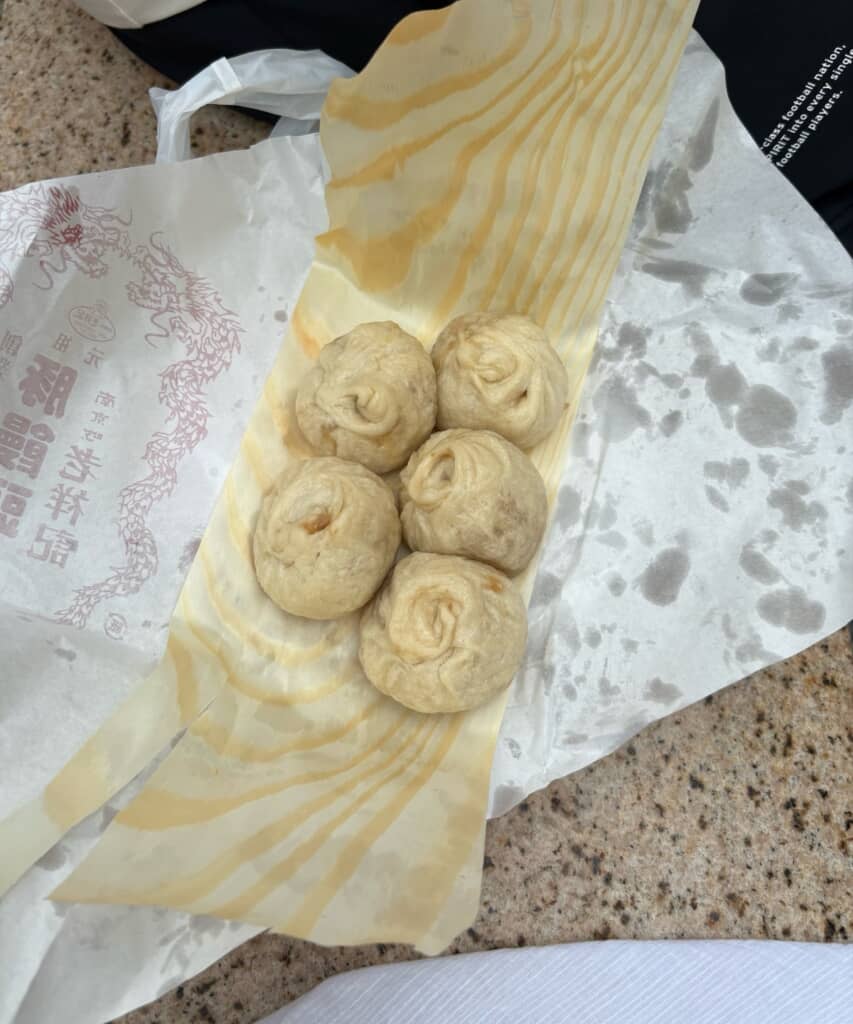 経木に包まれた小ぶりサイズの豚饅頭