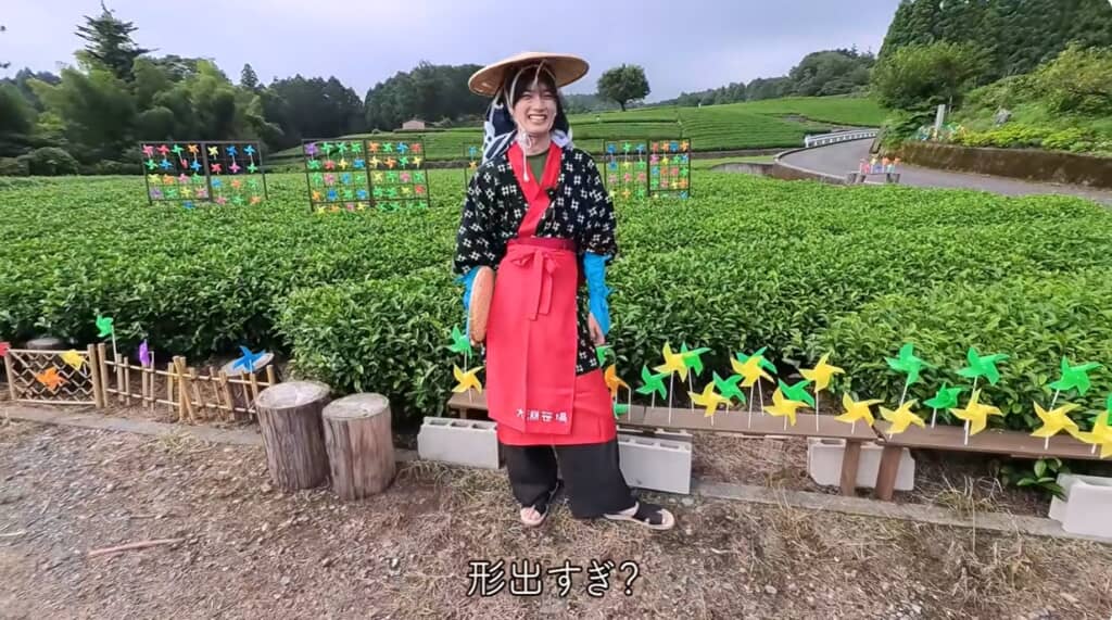 茶娘衣装を着用した山中さん／画像は山中柔太朗YouTubeから