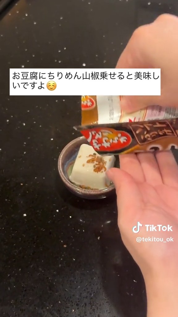 一口サイズの豆腐をそのまま器に出し、ちりめん山椒のふりかけをのせるだけ
