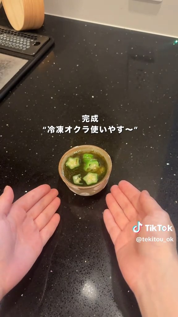 もずくに冷凍オクラを合わせたら、自然解凍を待つのみ
