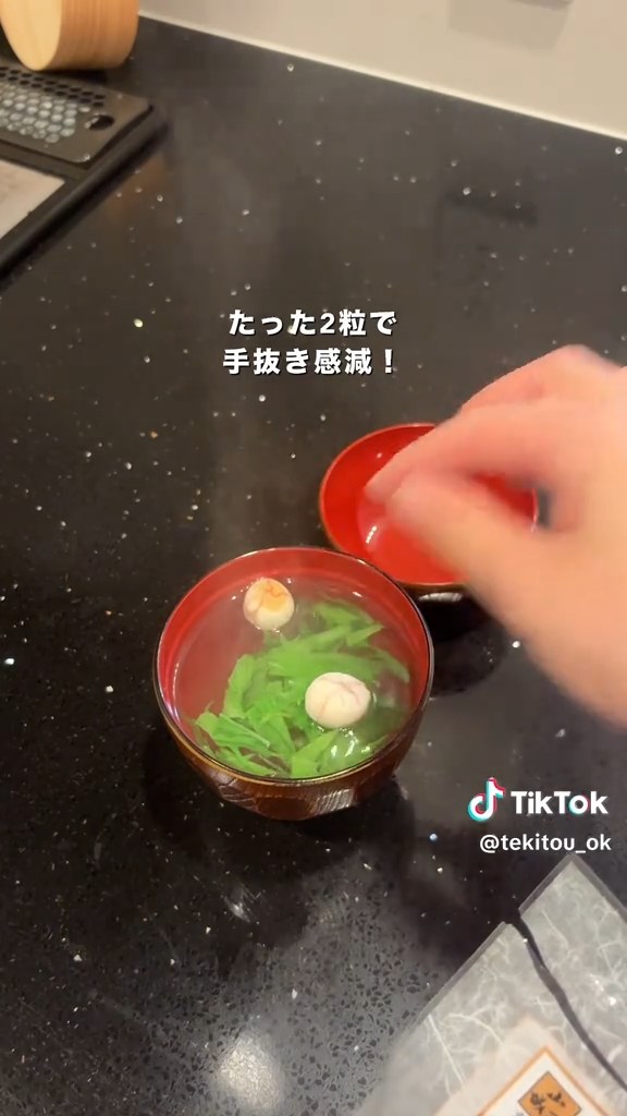 手まり麩を浮かべれば、上品そうなお吸い物に
