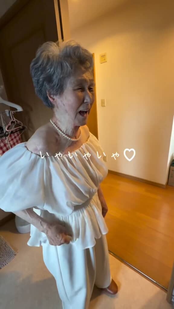孫の服を着たおばあちゃんの姿