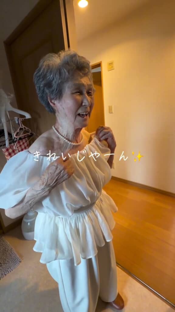 すてきな服を着てニコニコ笑顔に
