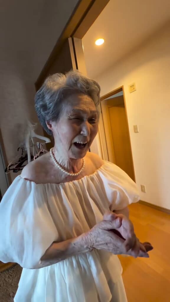 思わず手をたたくほどうれしそう