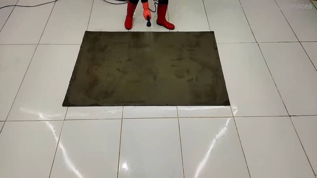 水道管破裂による浸水被害で真っ黒に汚れてしまったカーペット