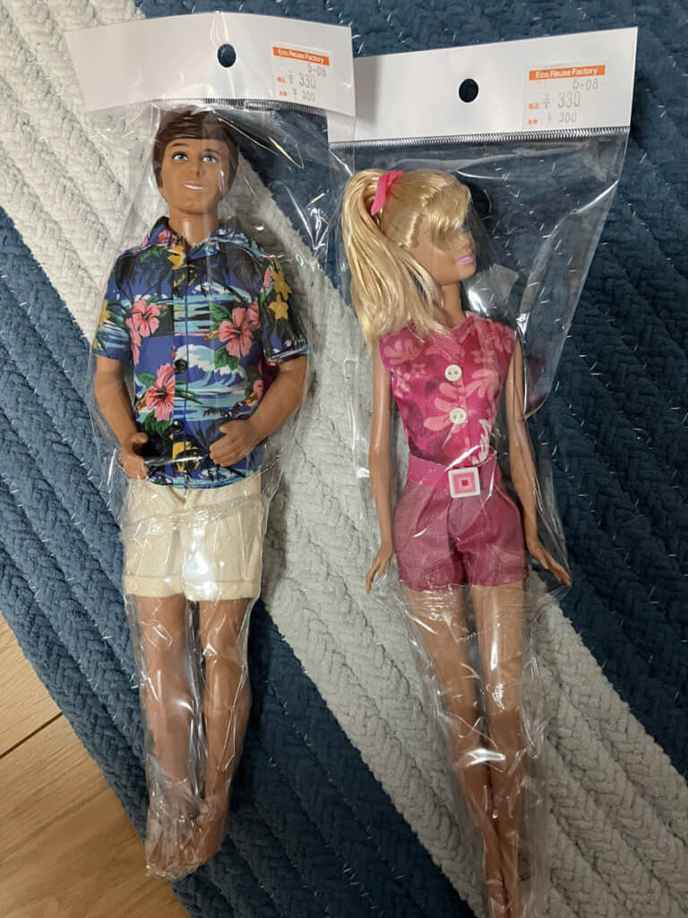 中古ショップで見つかったケンとバービーのペア。値札こそ330円ですが、実はそれ以上の価値が……？