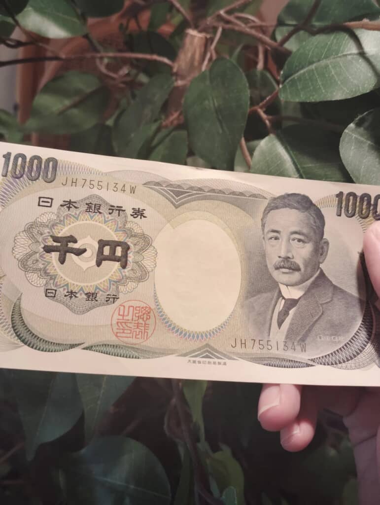 財布に入っていた夏目漱石の1000円札