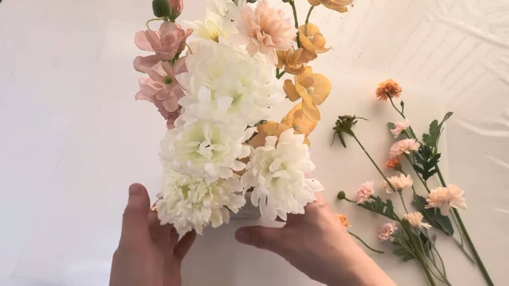 隙間を埋めるように小さい花を入れていく