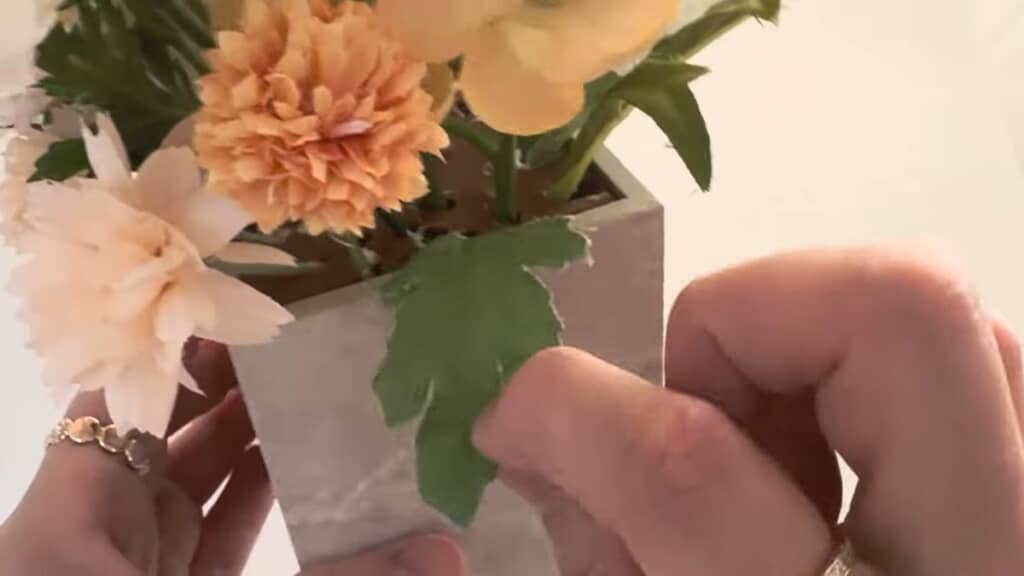 背面側に挿した造花の葉っぱ