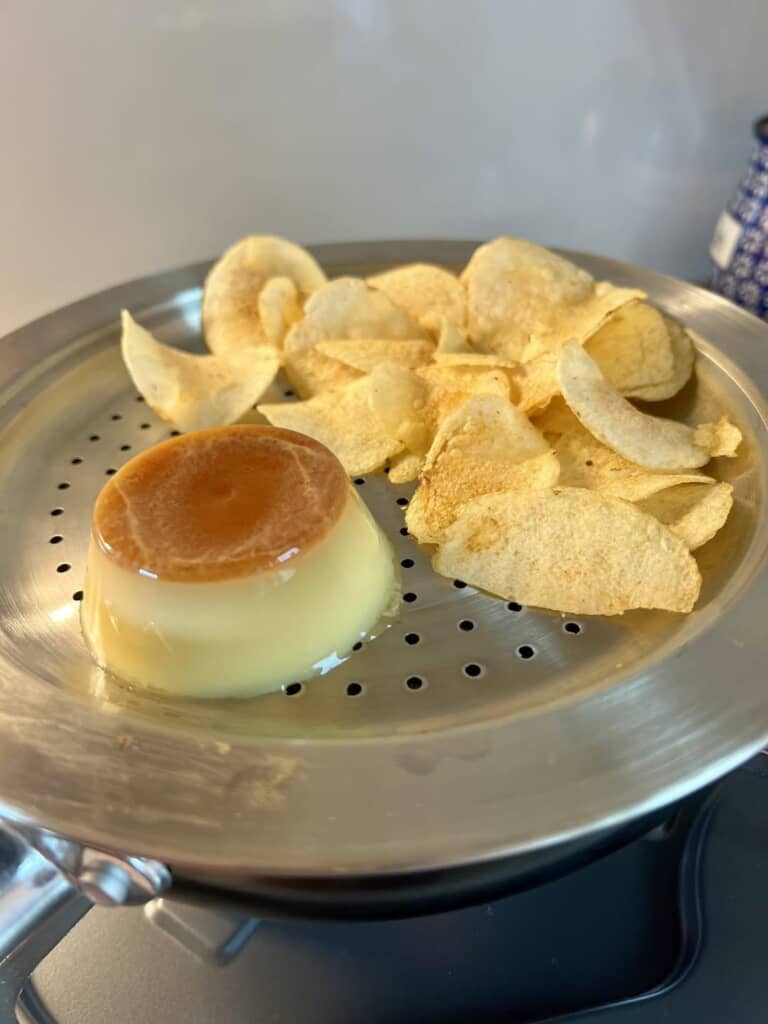 燻製機にかけたプリンとポテトチップス