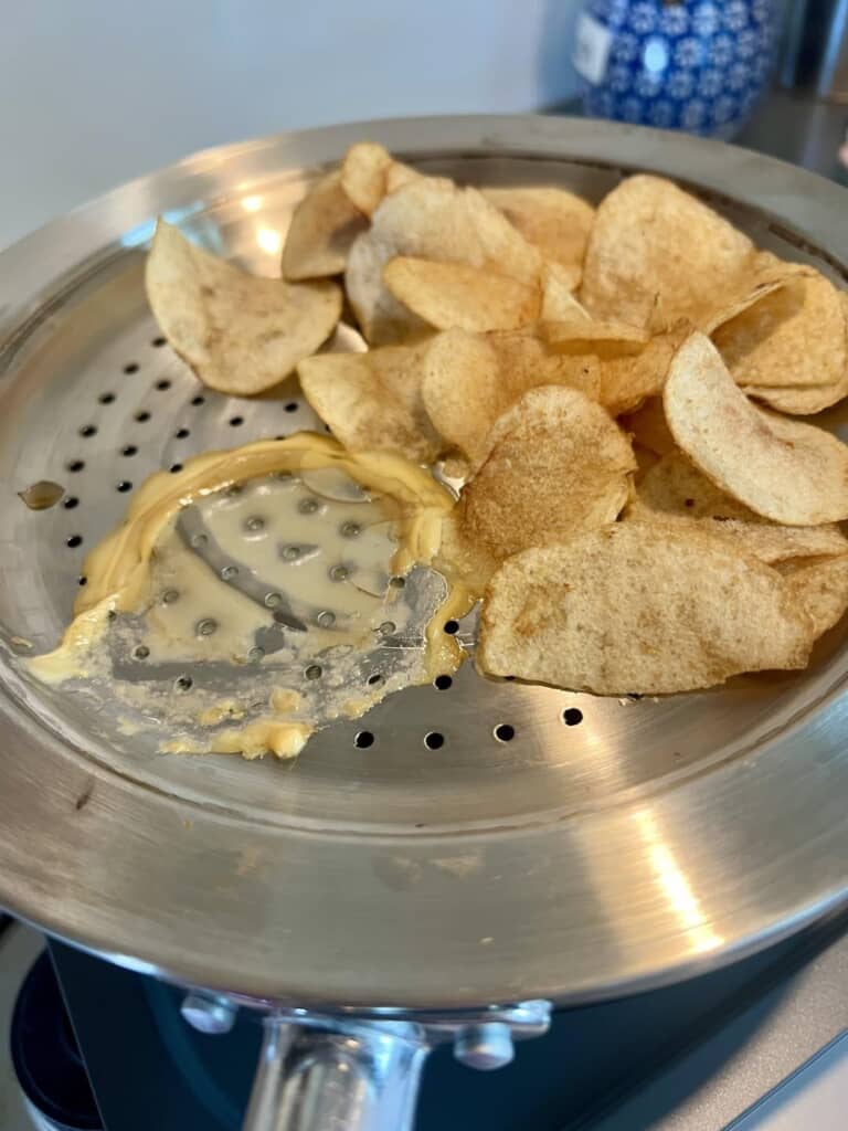 キツネ色になったポテトチップスとプリンの痕跡