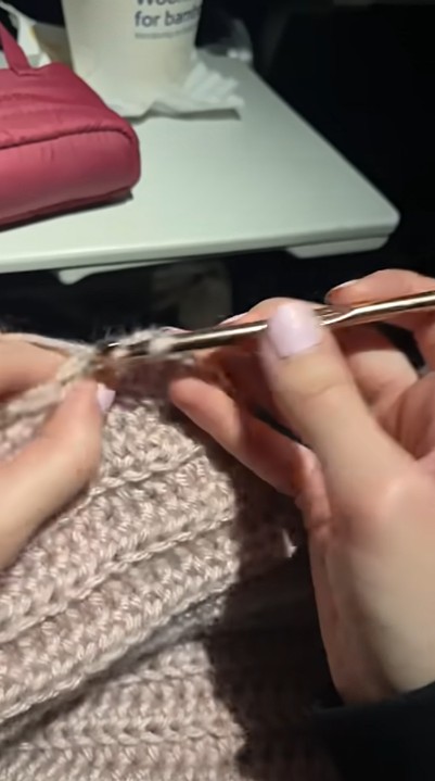奥の赤いミニトートのキーチャームは編み物用の小物入れ