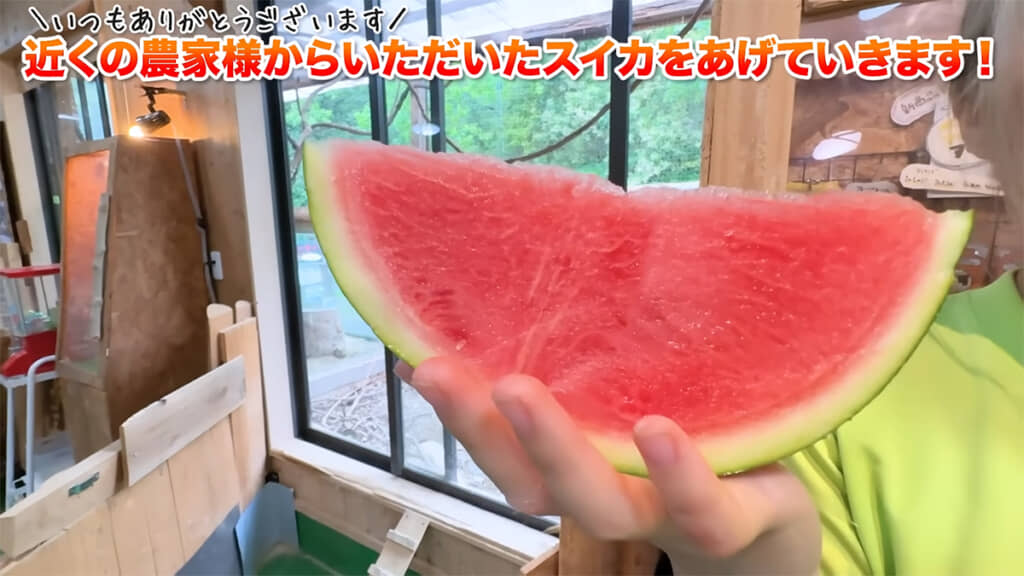 農家さんからおいしそうなスイカをいただきました