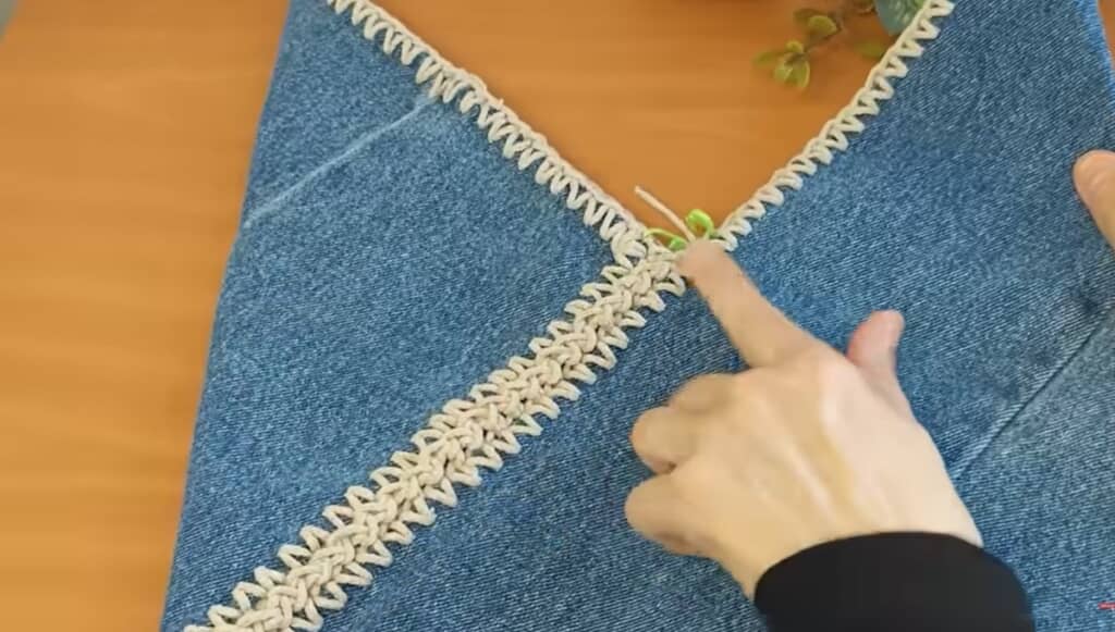 折りたたんで、合わさったところを繋げます