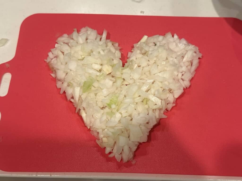 しっかりみじん切りをしてくれたうえ、切った玉ねぎはハートの形に!