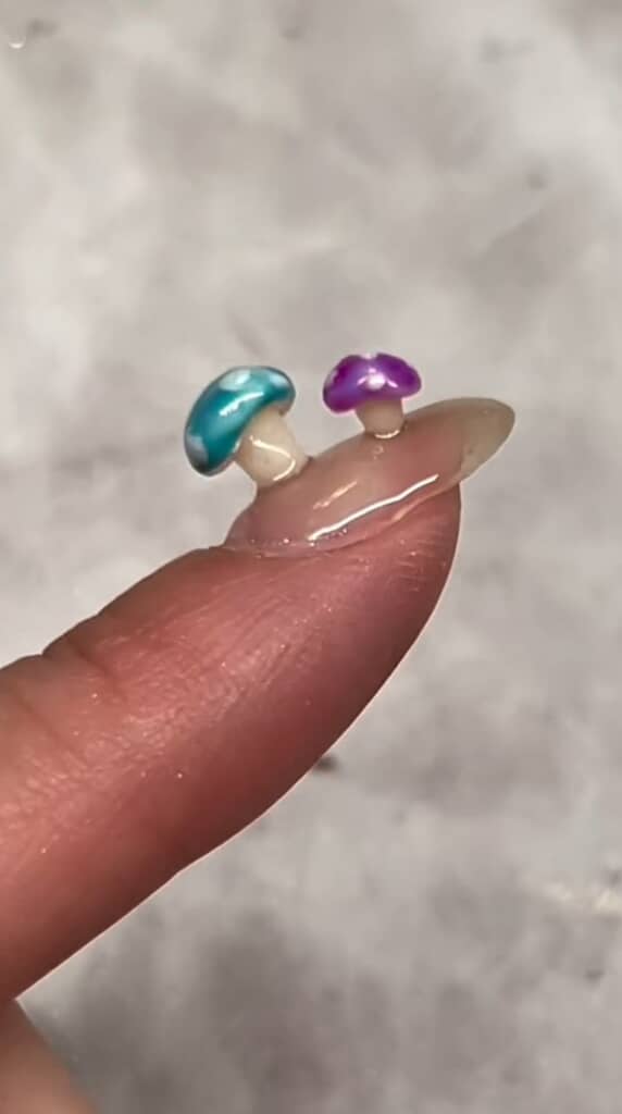 爪からキノコが生えてる！