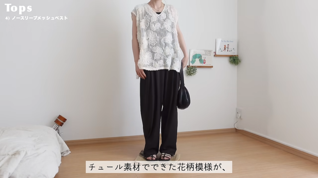 華やかな花柄のメッシュベスト