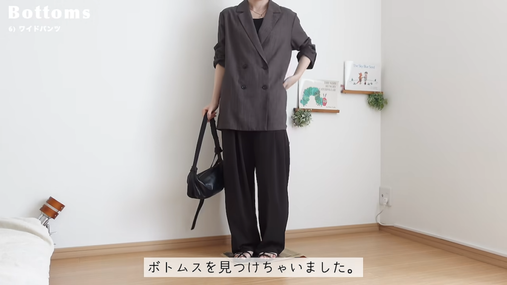 ツヤのある素材と美しいラインで、ぐっとこなれた雰囲気に
