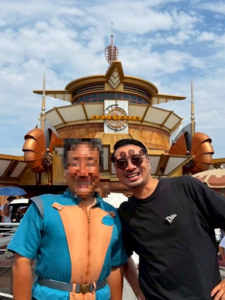 先輩キャストと記念撮影（※画像は一部編集部加工）