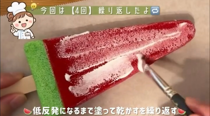 スポンジの表面に繰り返し速乾アクリアを塗る