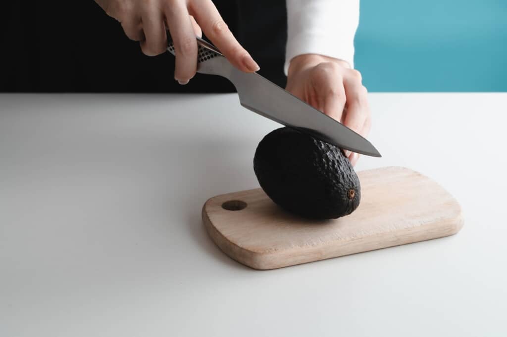 食べ頃のアボカドをカットしてみたら……？（イメージ画像／出典：PIXTA）