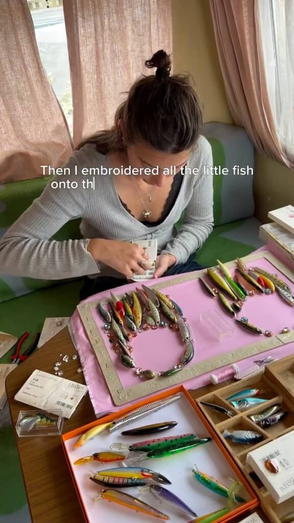 大量のルアーを使ってバッグ作り
