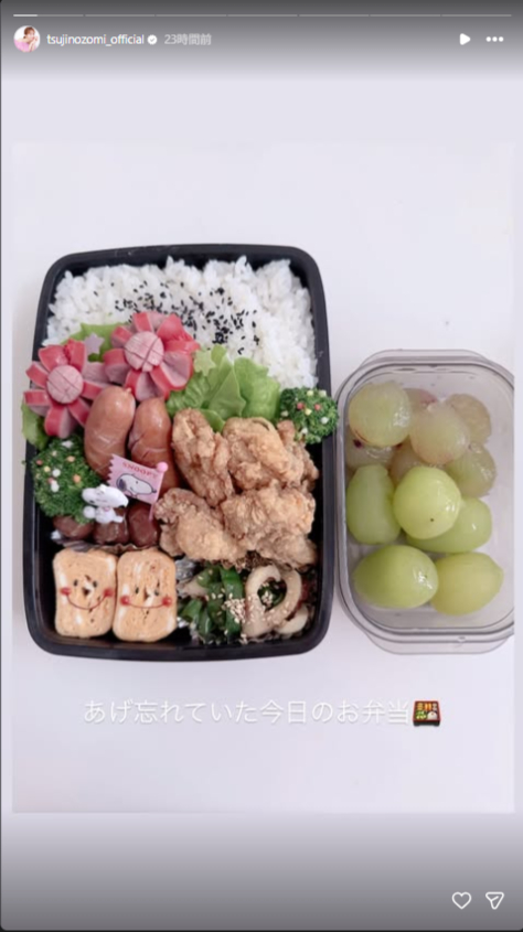 (2/3)大きな唐揚げをはじめ、花形のウインナーやブロッコリー、顔付きの卵焼きなどがぎっしり! さらにぶどうやシャインマスカットも添えたボリューム満点のお弁当(画像は辻希美Instagramのストーリーズから)