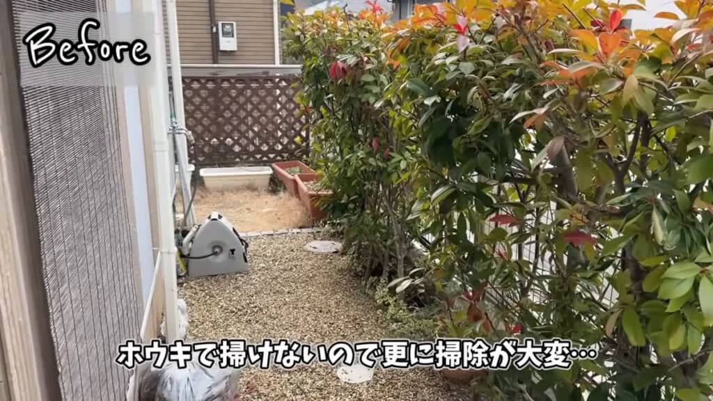 生け垣があるリフォーム前の通路