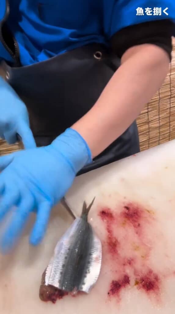 腹骨を残して切れ目を入れる