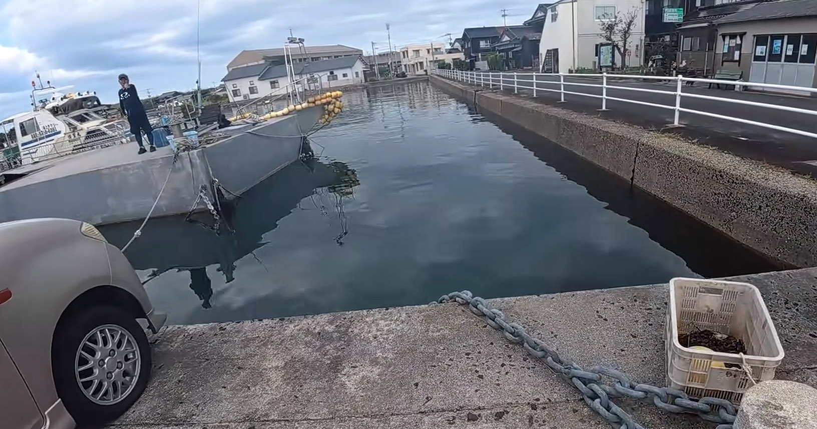 島のおじさん「急いで来て!」→船着き場の横に向かうと…… 突然現れた“でっかい生物”に「すごいのきた」「初めて見たかも」(1/3) | その他生き物 ねとらぼ