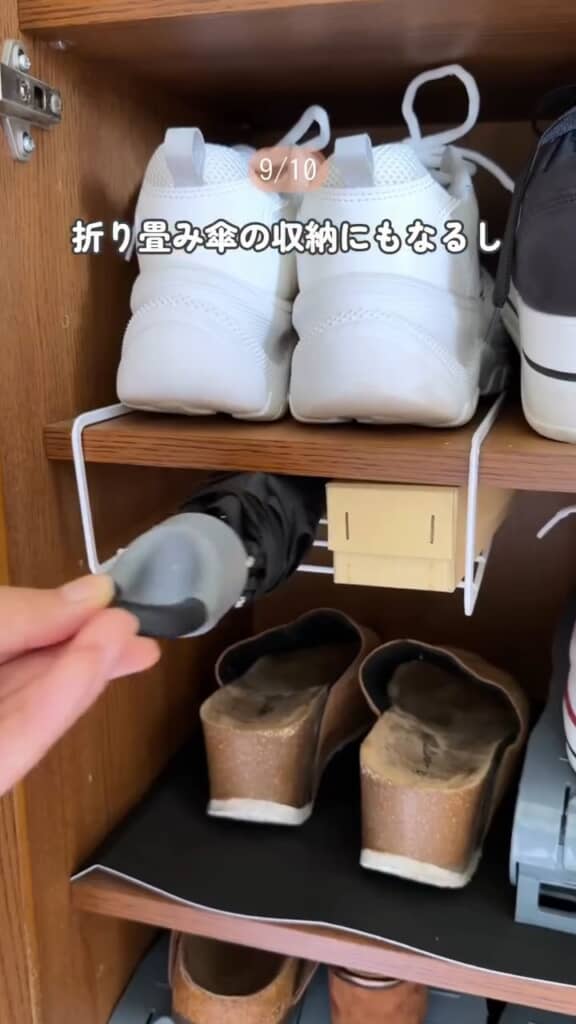 靴箱に付けて棚を増設。置き場に困りがちな折りたたみ傘の収納にぴったり