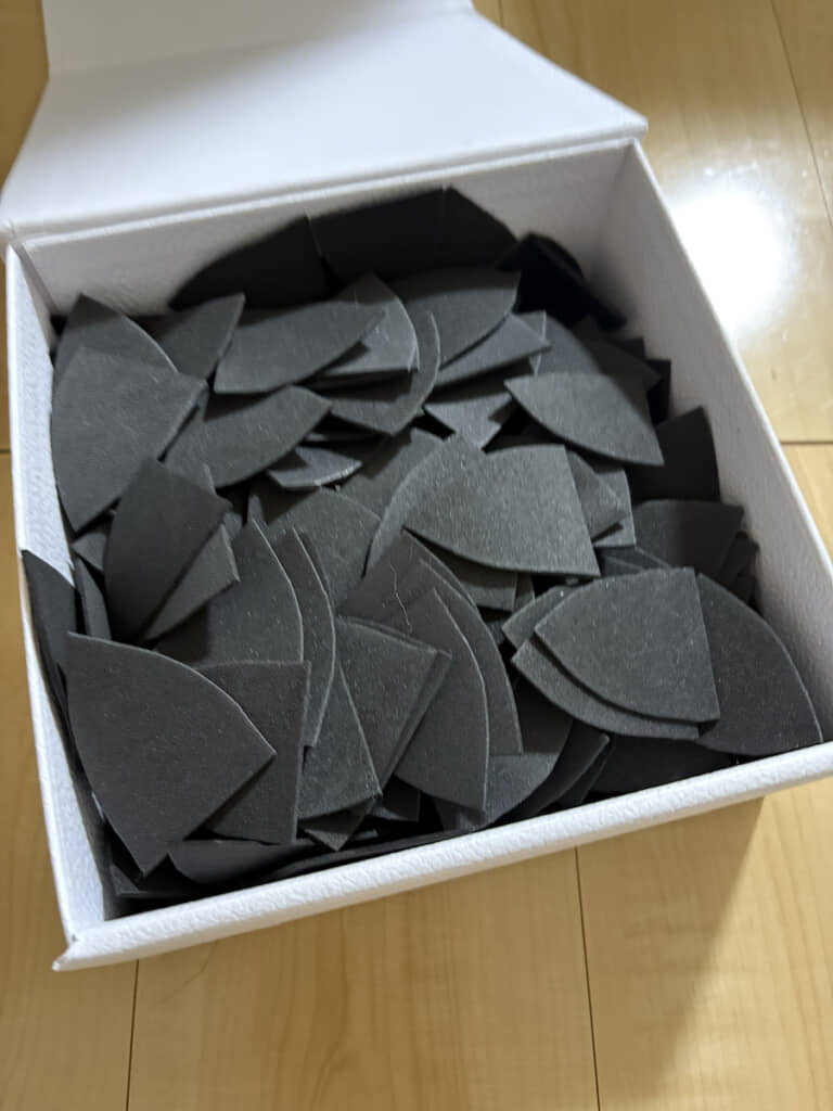 切り出した大量のウロコ