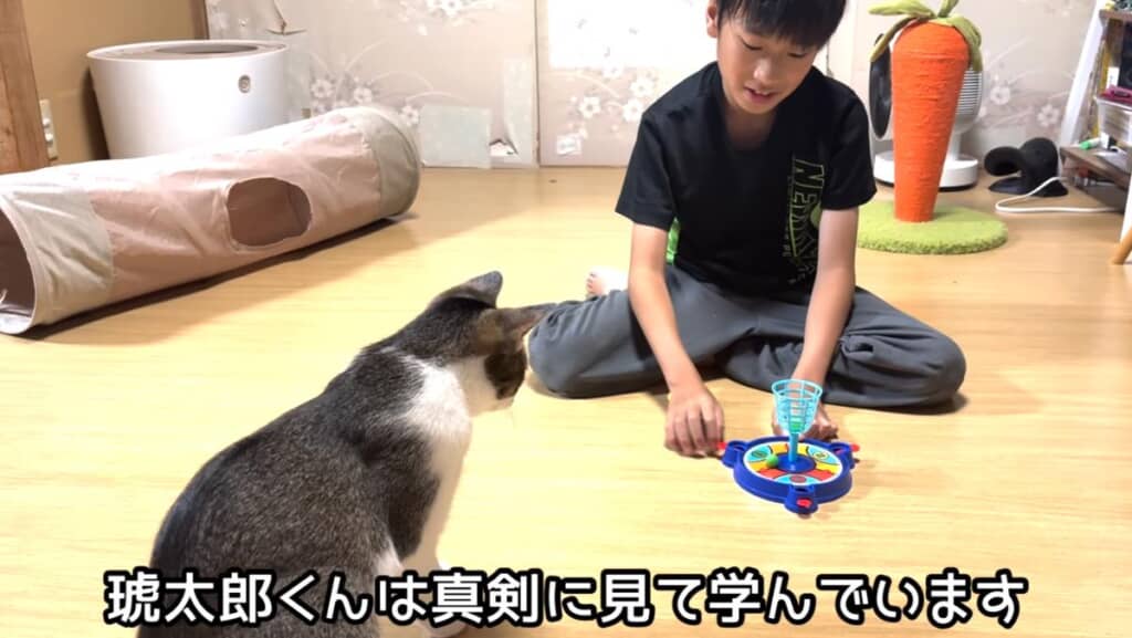 やり方を見て真剣に学び中