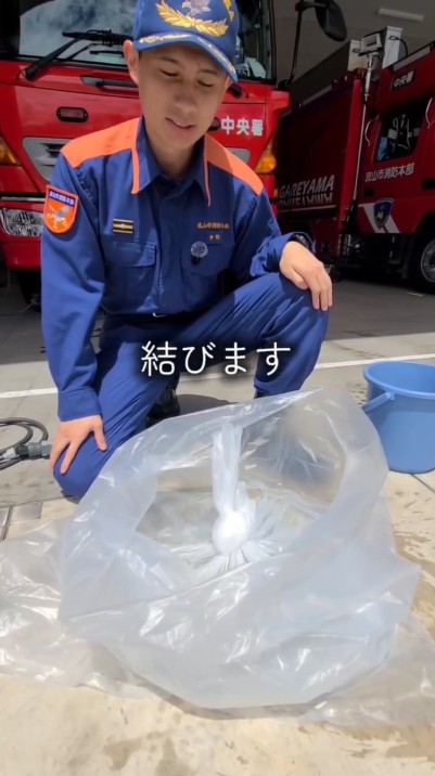 2枚目の袋を重ね結びます