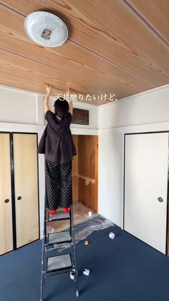 木目調の天井を洋風に