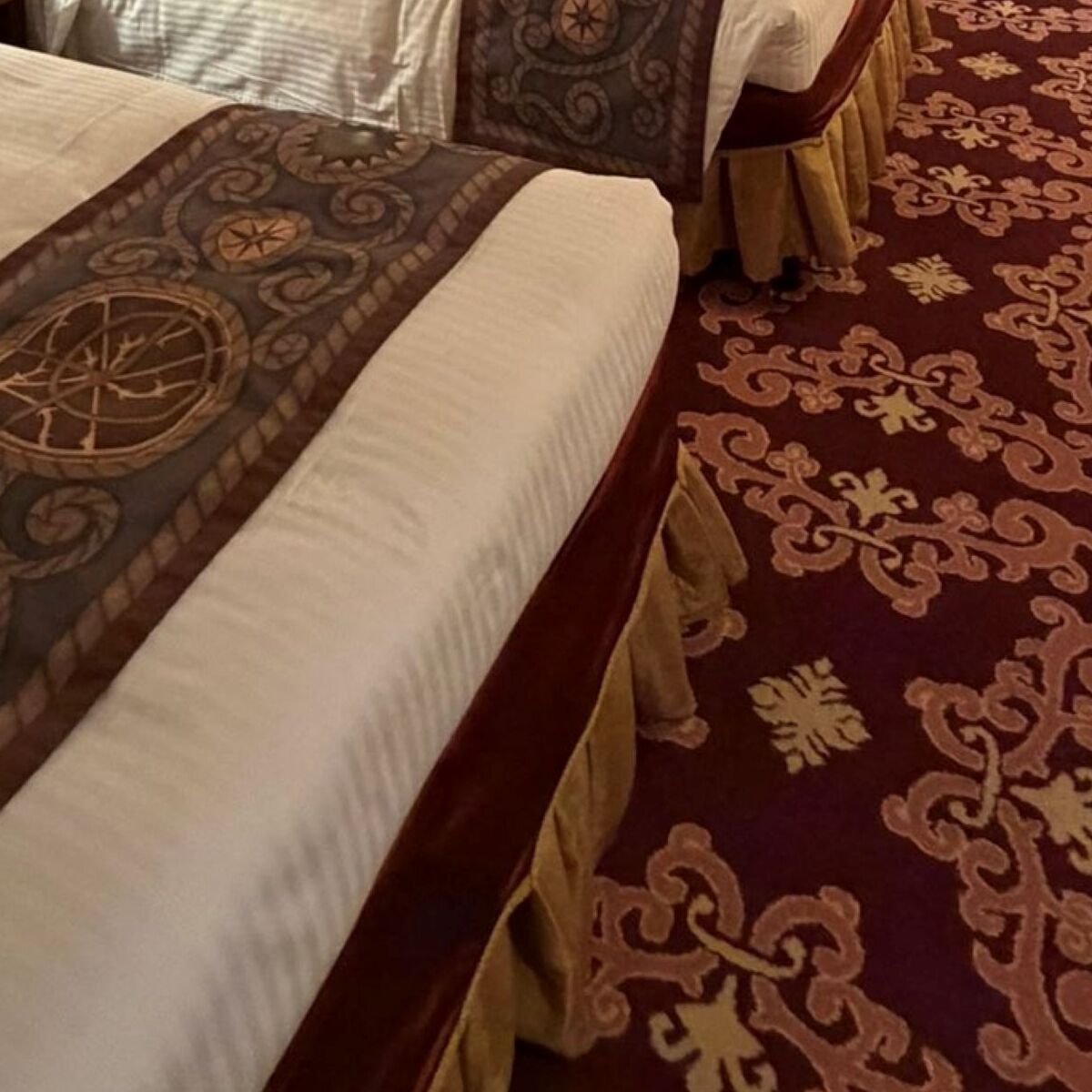 ディズニーの高級ホテルに宿泊→外出して、戻ったら「……ん？」まさかの光景が528万表示「これ清掃スタッフの仕業!?」 | ライフスタイル ねとらぼ