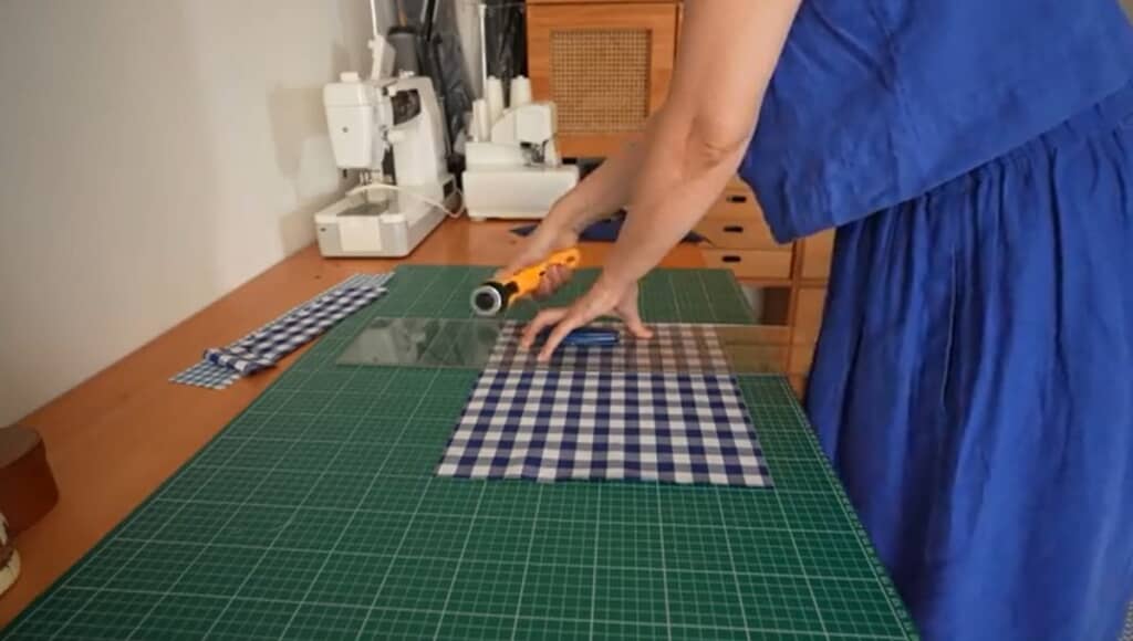布を切りそろえます